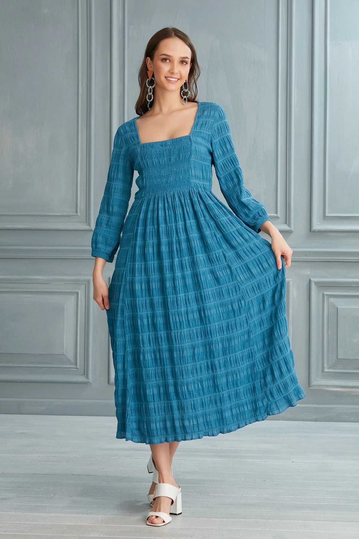 square neck dress blue Suki Midi - Ruffles Dress Illusion Long The top is fitted Patron de robe Color:SAND